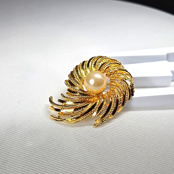 Elegant Gold Swirl Brooch with Pearl Accent - Picture 5 of 17